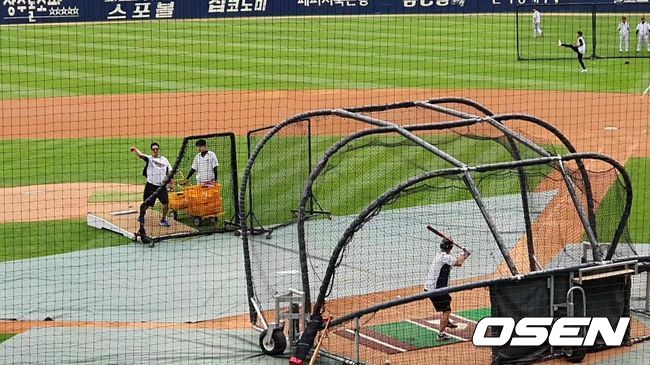 12일 롯데전에 앞서 특타 훈련에 나선 정근우에게 박용택이 배팅볼을 던져주고 있다. /orange@osen.co.kr
