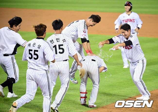 LG 정근우가 끝내기 안타를 날리자 박용택 등 동료 선수들이 기뻐하고 있다. /jpnews@osen.co.kr