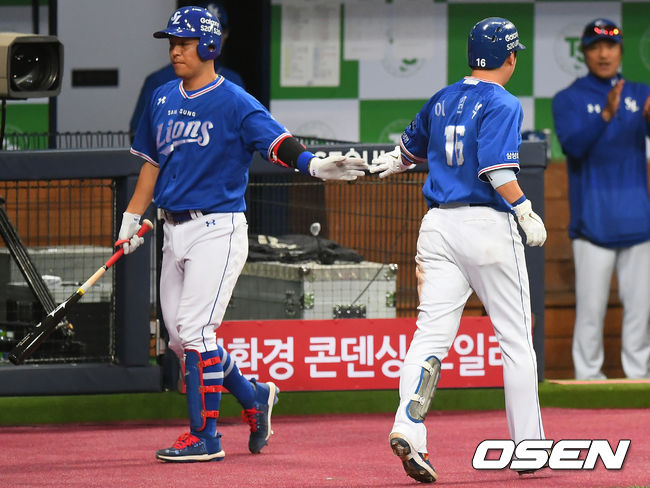 [OSEN=고척, 김성락 기자]13일 오후 서울 고척스카이돔에서 '2020 신한은행 SOL KBO리그' 키움 히어로즈와 삼성 라이온즈의 경기가 열렸다.2회초 1사 3루 상황, 삼성 이원석이 3루 주자 이성규를 홈으로 불 러 들이는 땅볼을 치고 이학주와 하이파이브를 하고 있다.  /ksl0919@osen.co.kr