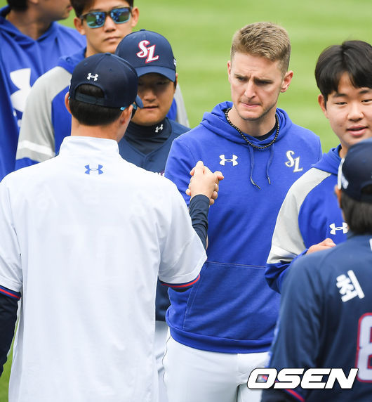 경기종료 후 승리투수가 뷰캐넌이 허삼영 감독과 하이파이브를 하고 있다. /   soul1014@osen.co.kr