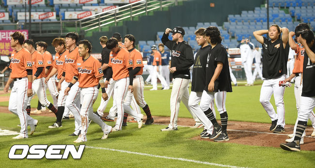 경기를 마치고 한화 선수들이 고개를 떨구며 덕아웃으로 들어오고 있다. / rumi@osen.co.kr