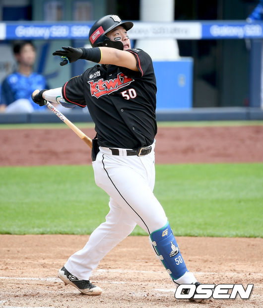13일 대구 삼성라이온즈파크에서 ‘2020 신한은행 SOL KBO리그’ 삼성 라이온즈와 KT위즈의 더블헤더 1차전이 열렸다.4회초 1사 KT 강백호가 선취 1점 홈런을 날리고 있다 ./ksl0919@osen.co.kr