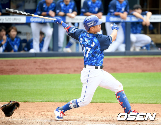 13일 대구 삼성라이온즈파크에서 ‘2020 신한은행 SOL KBO리그’ 삼성 라이온즈와 KT위즈의 더블헤더 1차전이 열렸다.5회말 1사 삼성 강민호가 동점 1점 홈런을 날리고 있다./ksl0919@osen.co.kr