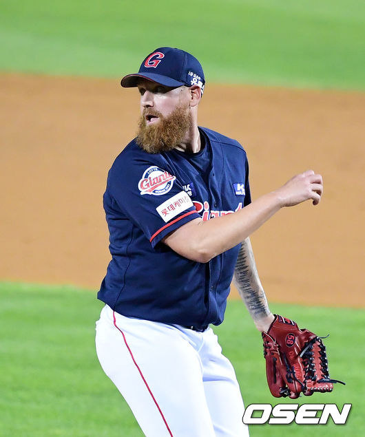 8회말 1사 3루에서 롯데 스트레일리가 LG 유강남의 동점 1타점 적시타 타구를 바라보고 있다. /jpnews@osen.co.kr