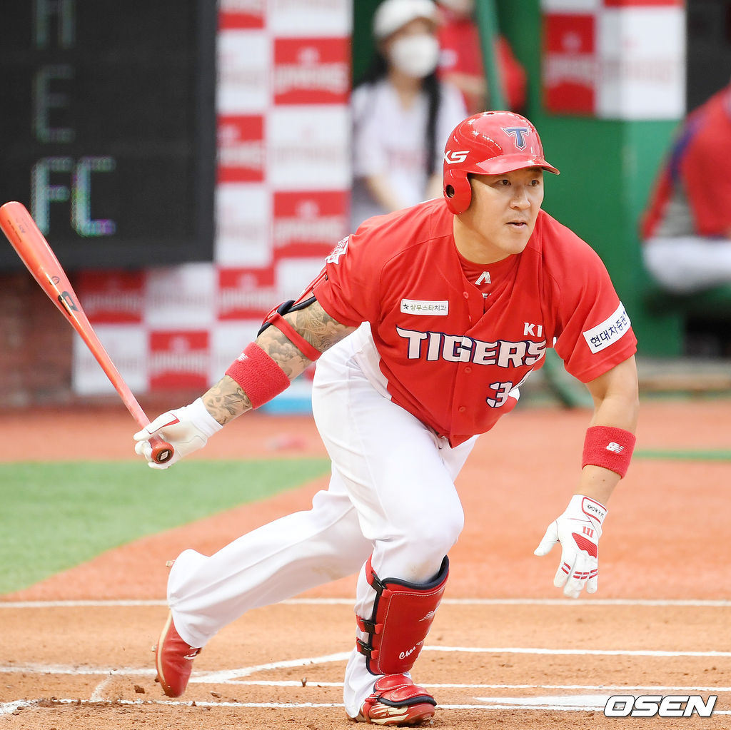 1회초 무사 주자 1,2루 KIA 최형우가 우익수 오른쪽 선취 1타점 적시타를 날리고 있다./ rumi@osen.co.kr
