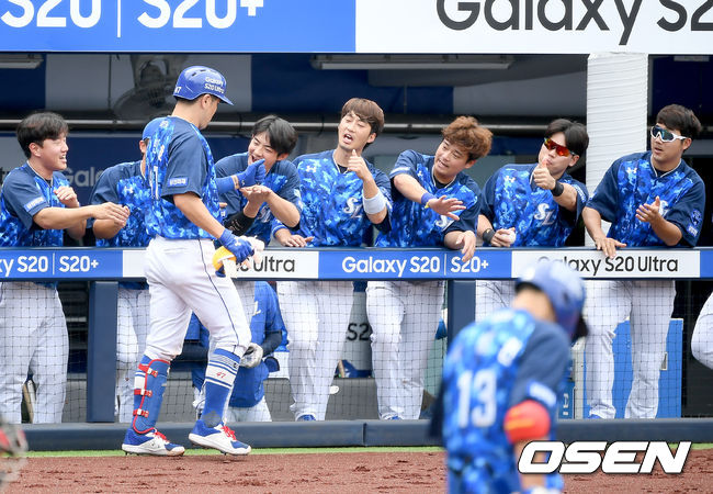 13일 대구 삼성라이온즈파크에서 ‘2020 신한은행 SOL KBO리그’ 삼성 라이온즈와 KT위즈의 더블헤더 1차전이 열렸다.5회말 1사 삼성 강민호가 동점 1점 홈런을 날린 뒤 더그아웃에서 기쁨을 나누고 있다./ksl0919@osen.co.kr