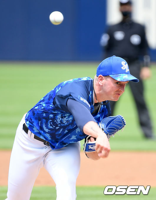 13일 대구 삼성라이온즈파크에서 ‘2020 신한은행 SOL KBO리그’ 삼성 라이온즈와 KT위즈의 더블헤더 1차전이 열렸다.1회초 삼성 선발투수 뷰캐넌이 마운드에 올라 힘차게 공을 뿌리고 있다./ksl0919@osen.co.kr