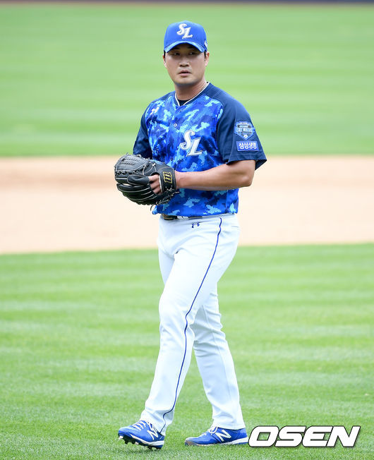 삼성이 3연승의 휘파람을 불었다. 삼성은 13일 대구삼성라이온즈파크에서 열린 KT와의 더블헤더 1차전에서 선발 데이비드 뷰캐넌의 쾌투를 앞세워 5-3으로 이겼다.뷰캐넌은 시즌 5승째를 거두며 지난달 24일 대구 두산전 이후 4연승을 질주했다. 반면 KT 선발 오드리사머 데스파이네는 2일 수원 두산전 이후 3연패 수렁에 빠졌다. 8회초 종료 후 1실점을 허용한 삼성 오승환이 아쉬워하며 더그아웃으로 이동하고 있다./ksl0919@osen.co.kr