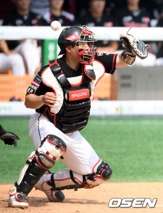 3회말 무사 1루에서 LG 홍창기 타석 때 KT 포수 장성우가 포일을 범하고 있다.  포일로 LG 2루 주자 오지환은 3루까지 진루. /cej@osen.co.kr