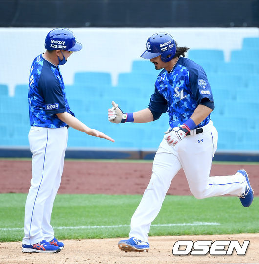 13일 대구 삼성라이온즈파크에서 ‘2020 신한은행 SOL KBO리그’ 삼성 라이온즈와 KT위즈의 더블헤더 1차전이 열렸다.8회말 1사 삼성 살라디노가 1점 홈런을 날리고 그라운드를 돌고 있다./ksl0919@osen.co.kr