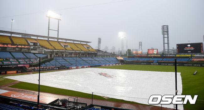13일 오후 대전 한화생명이글스파크에서 '2020 신한은행 SOL KBO리그' 한화 이글스와 두산 베어스의 경기가 열렸다.우천으로 인해 경기가 중단되었다. /youngrae@osen.co.kr