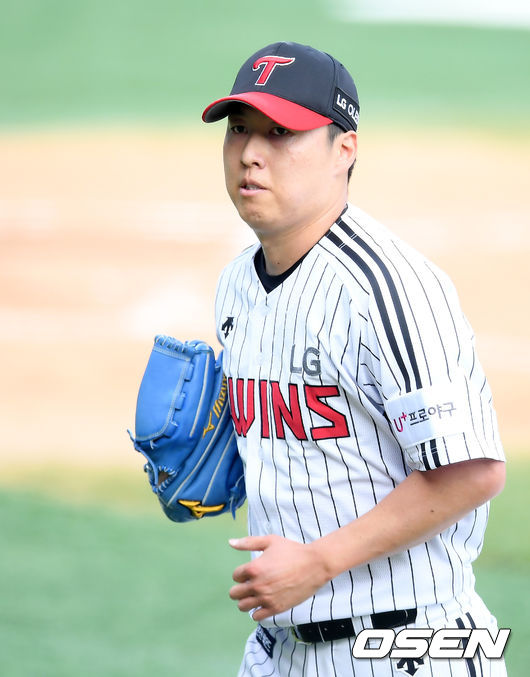 3회초 무실점으로 이닝을 마친 LG 선발 차우찬이 더그아웃으로 향하고 있다. /cej@osen.co.kr