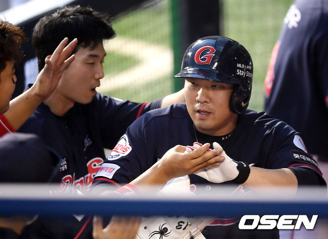 13일 오후 서울 송파구 잠실야구장에서 ‘2020 신한은행 SOL KBO리그’ LG 트윈스와 롯데 자이언츠의 경기가 열렸다.7회초 2사 만루 롯데 안치홍이 추격의 중전 2타점 적시타를 때려낸 뒤 더그아웃에서 환영을 받고 있다. /cej@osen.co.kr