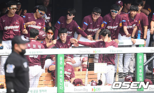 2회초 2사 1,3루 키움 김하성의 1타점 적시타때 3루 주자 김혜성이 득점한뒤 동료들의 축하를 받고 있다./   soul1014@osen.co.kr