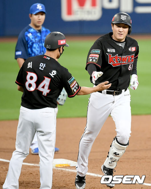 13일 대구 삼성라이온즈파크에서 ‘2020 신한은행 SOL KBO리그’ 삼성 라이온즈와 KT위즈의 더블헤더 2차전이 열렸다.5회초 무사 3루 KT 유한준이 동점 2점 홈런을 날린 뒤 그라운드를 돌며 최만호 코치와 하이파이브를 하고 있다./ksl0919@osen.co.kr
