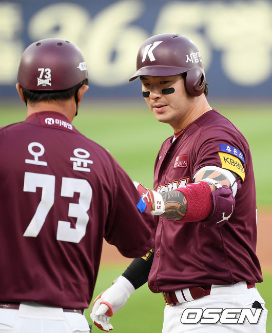 1회초 2사 주자 1루 키움 박병호가 좌익수 왼쪽 안타를 날린 후 1루에서 오윤 코치와 하이파이브를 하고 있다./ rumi@osen.co.kr