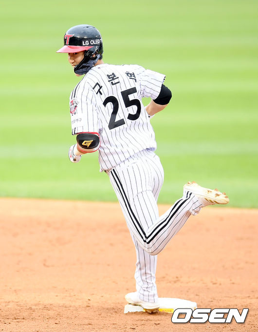 13일 오후 서울 송파구 잠실야구장에서 ‘2020 신한은행 SOL KBO리그’ LG 트윈스와 롯데 자이언츠의 경기가 열렸다.4회말 1사 1,2루 LG 구본혁이 달아나는 좌월 스리런 홈런을 때려낸 뒤 베이스를 돌고 있다. /cej@osen.co.kr