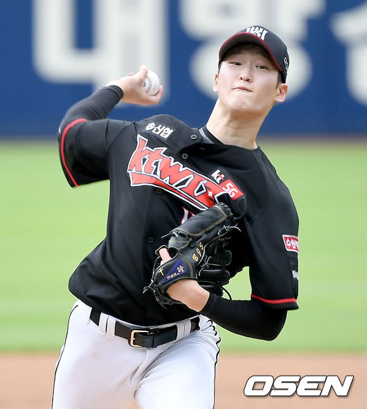 13일 대구 삼성라이온즈파크에서 ‘2020 신한은행 SOL KBO리그’ 삼성 라이온즈와 KT위즈의 더블헤더 2차전이 열렸다.1회말 KT 선발투수 배제성이 마운드에 올라 힘차게 공을 뿌리고 있다./ksl0919@osen.co.kr