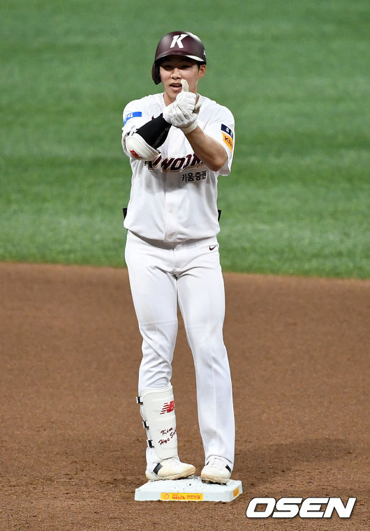 6회말 1사 만루 상황 키움 김혜성이 달아나는 우익선상 2타점 2루타를 날리고 2루에 안착해 코로나19와 싸우는 의료진을 응원하는 ‘덕분에 챌린지’ 세리머니를 하고 있다. / dreamer@osen.co.kr
