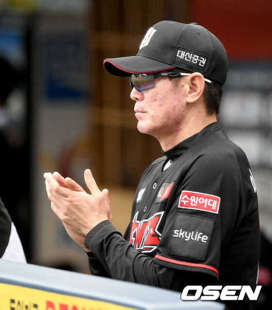 13일 대구 삼성라이온즈파크에서 ‘2020 신한은행 SOL KBO리그’ 삼성 라이온즈와 KT위즈의 더블헤더 1차전이 열렸다.1회말 KT 이강철 감독이 그라운드를 바라보며 박수치고 있다./ksl0919@osen.co.kr