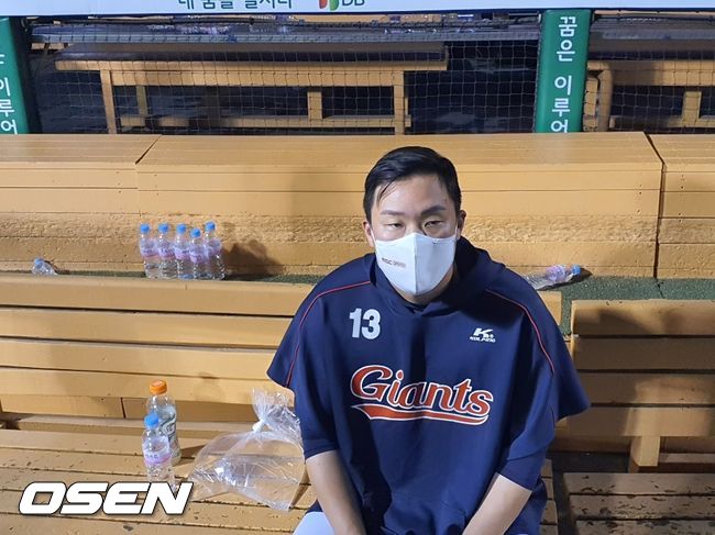 안치홍이 13일 경기 후 취재진과 인터뷰하며 햄스트링 부상에 대해 이야기 하고 있다. /orange@osen.co.kr