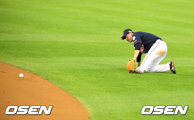 3회말 무사에서 롯데 안치홍이 LG 정근우의 2루땅볼 타구에 실책을 범하고 있다. /jpnews@osen.co.kr