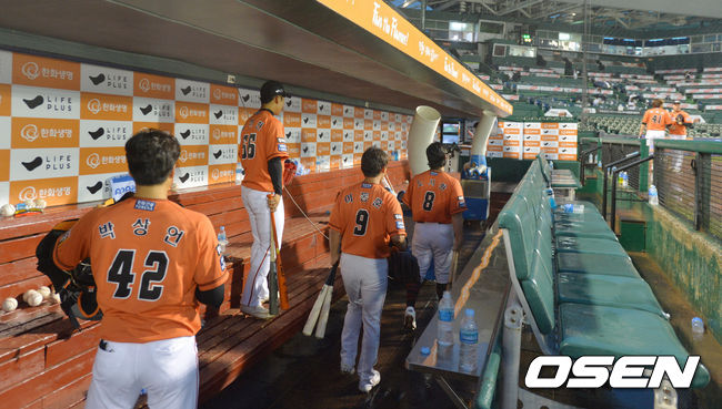  한화 선수단이 클럽하우스로 들어가고 있다. /youngrae@osen.co.kr