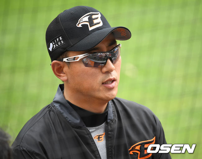 한화 최원호 감독대행이 인터뷰를 하고 있다. /youngrae@osen.co.kr 