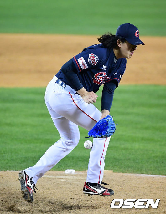 9회말 1사에서 롯데 김원중이 두산 박세혁의 타구에 종아리 부분을 맞고 있다. /jpnews@osen.co.kr