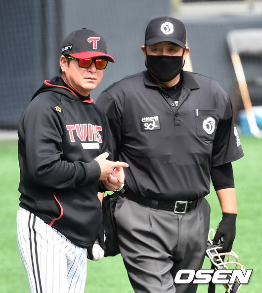 3회말 1사 1, 3루 상황 LG 유강남의 우익수 플라이 때 홈으로 태그업한 3루 주자 정근우가 포구보다 빠른 태그업으로 아웃 판정을 받았다. 이에 어필하는 LG 류중일 감독. / dreamer@osen.co.kr