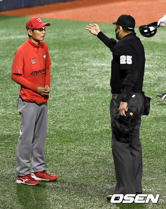 11일 오후 서울 잠실야구장에서 ‘2020 신한은행 SOL KBO리그’ LG 트윈스와 SK 와이번스의 더블헤더 2차전이 열렸다.7회초 2사 만루 상황 SK 로맥이 삼진을 당할 때 보크가 아니냐며 어필했다. 이후 염경엽 감독이 그라운드로 나와 박기택 주심에게 보크 관련 어필하고 있다. / dreamer@osen.co.kr