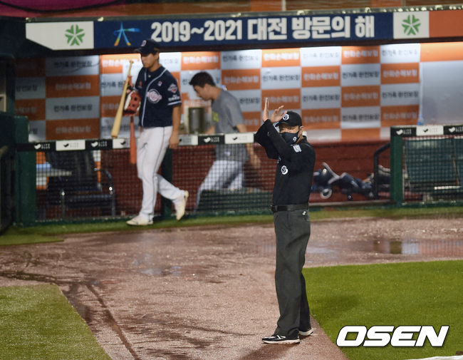 13일 대전 한화생명이글스파크에서 열린 2020 신한은행 SOL KBO리그 두산과 한화의 시즌 2차전이 두 차례나 내린 비 때문에 중단됐다. 3회말 한화 선두타자 정은원 타석에서 중단된 경기는 두산이 4-3으로 리드 중이다. 14일 오후 2시 서스펜디드 경기로 이어진다. 박기택 구심이 서스펜디드를 선언하고 있다. /youngrae@osen.co.kr