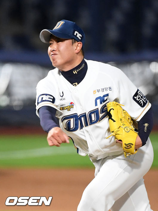 26일 오후 창원 NC파크에서 ‘2020 신한은행 SOL KBO리그’ NC 다이노스와 키움 히어로즈의 경기가 열렸다. 8회초 마운드에 오른 엔씨 박진우가 힘차게 공을 뿌리고 있다. / rumi@osen.co.kr