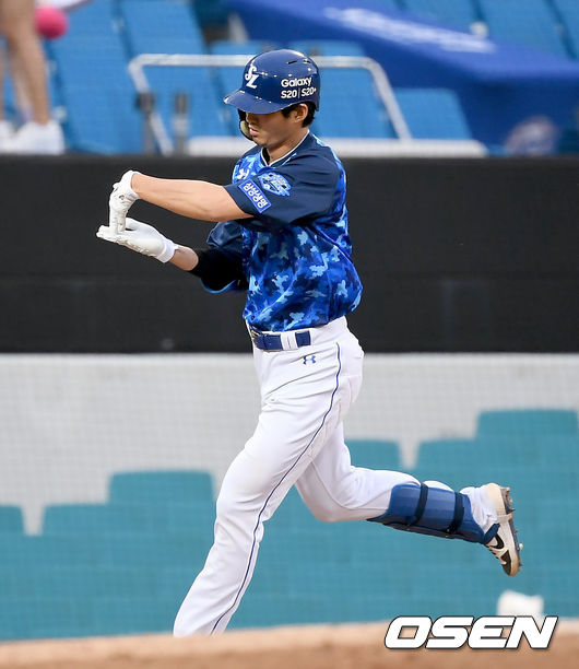 13일 대구 삼성라이온즈파크에서 ‘2020 신한은행 SOL KBO리그’ 삼성 라이온즈와 KT위즈의 더블헤더 2차전이 열렸다.3회말 무사 1루 삼성 구자욱이 역전 2점 홈런을 날린 뒤 그라운드를 돌며 세레모니를 하고 있다./ksl0919@osen.co.kr