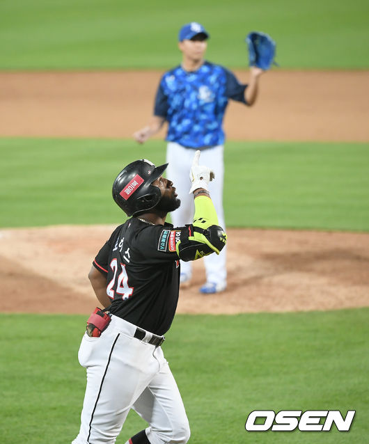 13일 대구 삼성라이온즈파크에서 ‘2020 신한은행 SOL KBO리그’ 삼성 라이온즈와 KT위즈의 더블헤더 2차전이 열렸다.9회초 2사 1루 KT 로하스가 2점 홈런을 날린 뒤 세레모니를 하고 있다./ksl0919@osen.co.kr