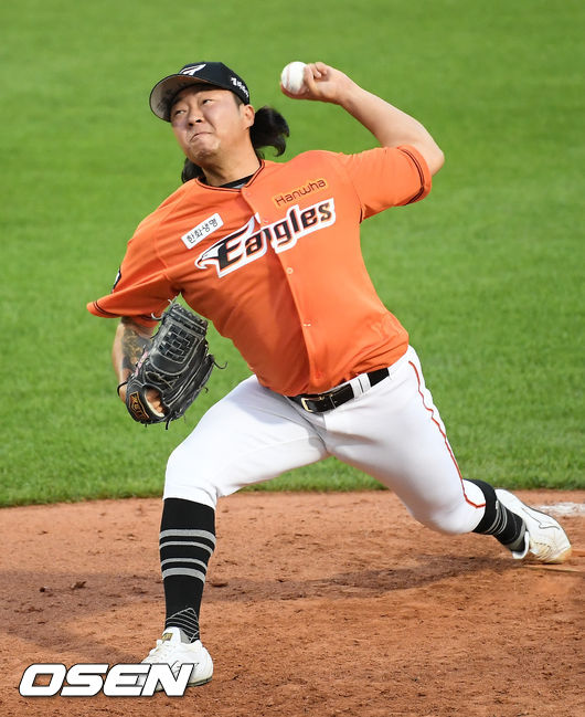 8회초 마운드에 오른 한화 김범수가 힘차게 공을 뿌리고 있다. / rumi@osen.co.kr