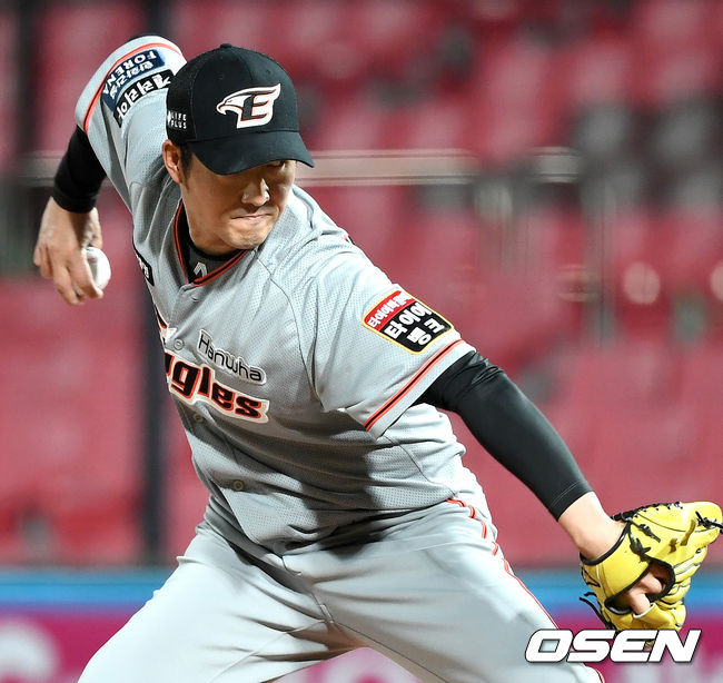 8회말 마운드에 오른 한화 투수 신정락이 힘차게 공을 뿌리고 있다. / dreamer@osen.co.kr