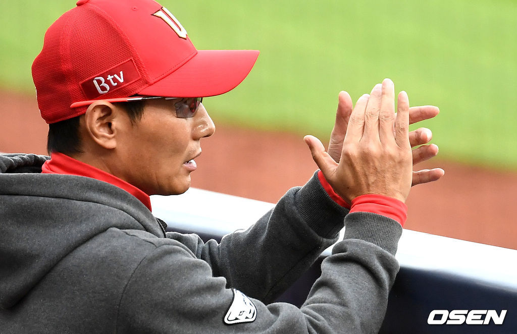 SK 염경엽 감독이 선수들을 격려하고 있다. /dreamer@osen.co.kr