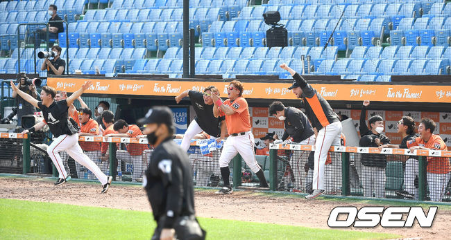 이로써 한화는 지난달 23일 창원 NC전부터 12일 대전 두산전까지 이어진 18연패에서 벗어났다. 지난 1985년 삼미가 기록한 KBO리그 역대 최다 타이 기록을 세웠지만 아시아 최초 19연패 불명예는 피했다. 18연패에서 탈출한 한화 선수단이 기뻐하고 있다. /youngrae@osen.co.kr