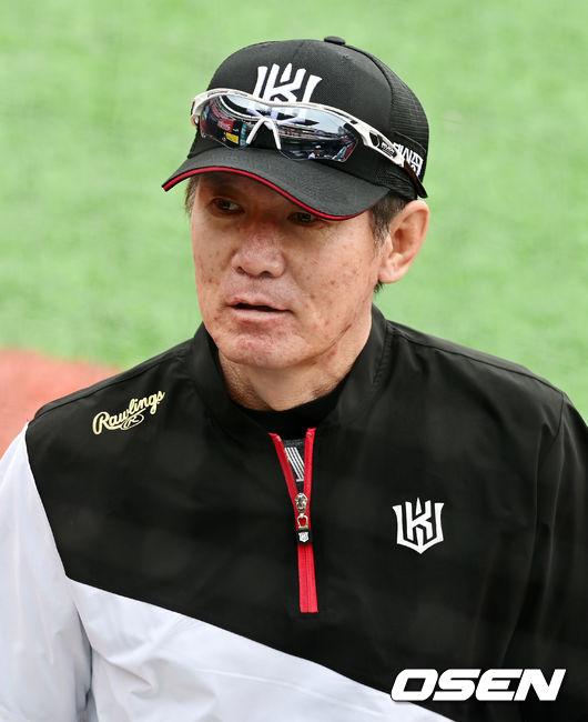 훈련 중 KT 이강철 감독이 코치들과 이야기를 나누고 있다. /cej@osen.co.kr