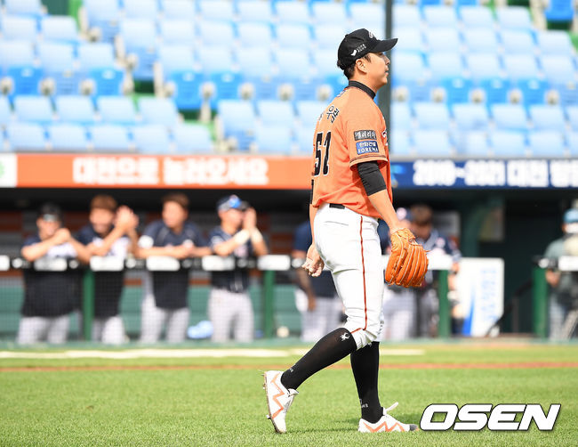 8회초 2사 1,2루 한화 정우람이 두산 이유찬에게 동점 적시타를 허용한 뒤 아쉬워하고 있다. /youngrae@osen.co.kr