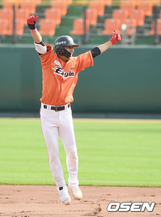 이로써 한화는 지난달 23일 창원 NC전부터 12일 대전 두산전까지 이어진 18연패에서 벗어났다. 지난 1985년 삼미가 기록한 KBO리그 역대 최다 타이 기록을 세웠지만 아시아 최초 19연패 불명예는 피했다. 9회말 2사 2,3루 끝내기 안타를 때린 한화 노태형이 기뻐하고 있다. /youngrae@osen.co.kr