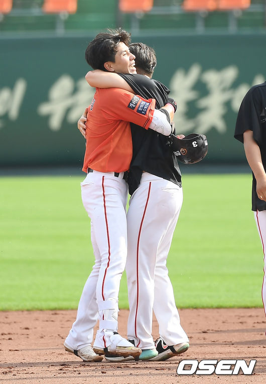 이로써 한화는 지난달 23일 창원 NC전부터 12일 대전 두산전까지 이어진 18연패에서 벗어났다. 지난 1985년 삼미가 기록한 KBO리그 역대 최다 타이 기록을 세웠지만 아시아 최초 19연패 불명예는 피했다. 끝내기 안타를 때려낸 노태형이 동료들과 기뻐하고 있다. /youngrae@osen.co.kr