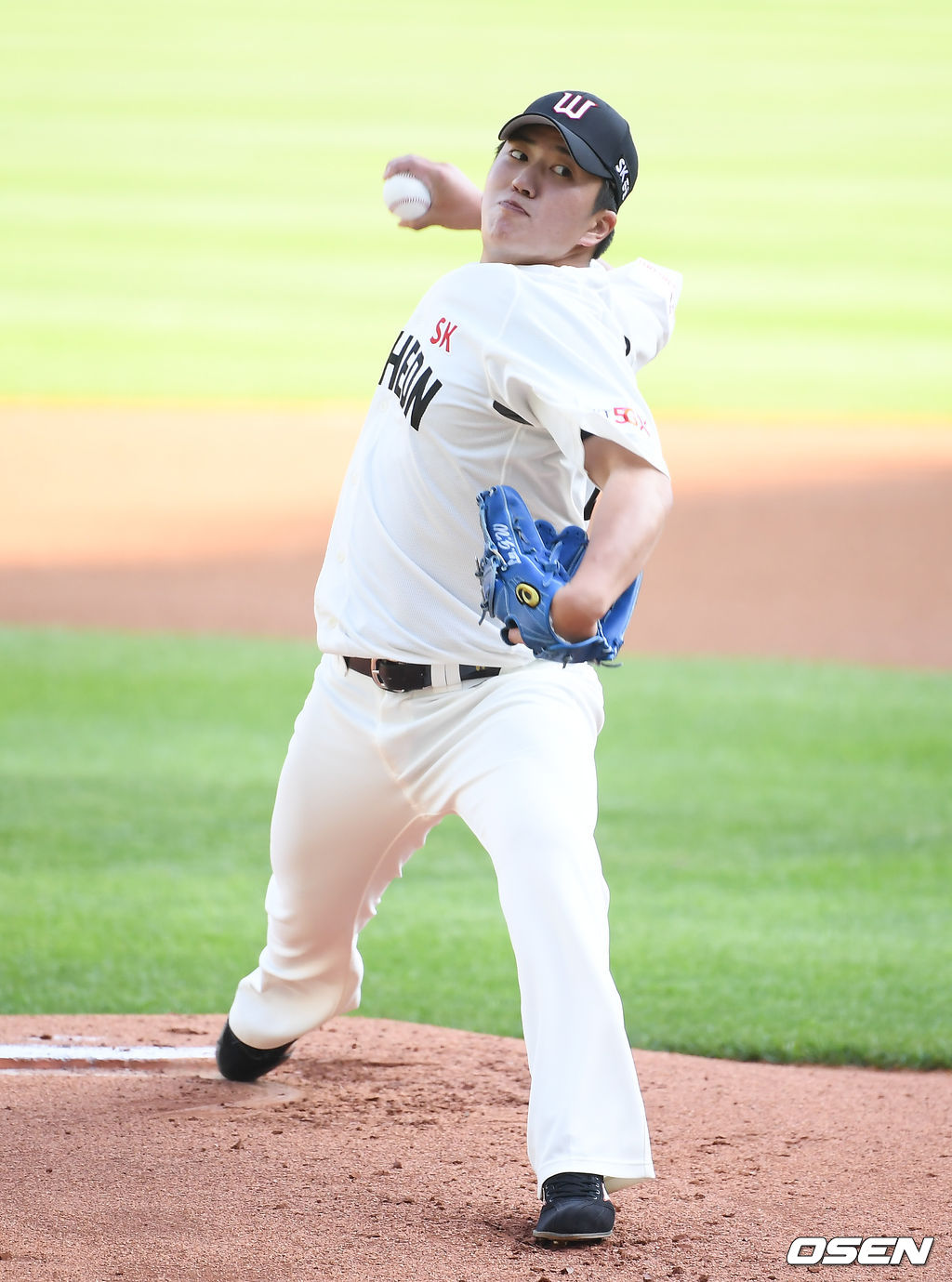 1회초 SK 선발투수 이건욱이 역투하고 있다../   soul1014@osen.co.kr