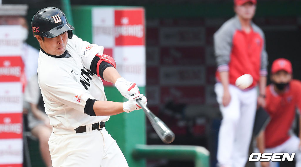 6회말 SK 최정이 솔로홈런을 날리고 있다. /   soul1014@osen.co.kr