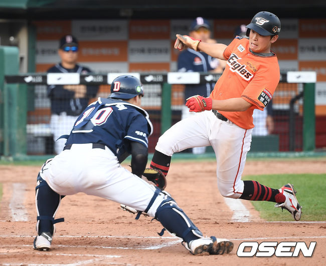 4회말 2사 1루 한화 정은원이 정진호의 안타때 홈으로 쇄도하다 아웃당하고 있다. /youngrae@osen.co.kr 