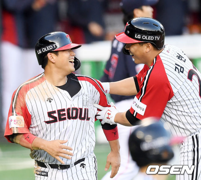 14일 오후 서울 잠실야구장에서 ‘2020 신한은행 SOL KBO리그’ LG 트윈스와 롯데 자이언츠의 경기가 열렸다.6회말 1사 2,3루 LG 유강남이 이천웅의 희생플라이에 득점을 올린 유강강남이 김현수와 기뻐하고 있다. /cej@osen.co.kr