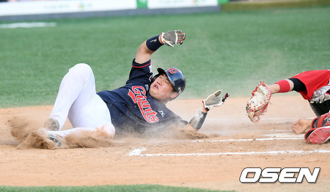 14일 오후 서울 잠실야구장에서 ‘2020 신한은행 SOL KBO리그’ LG 트윈스와 롯데 자이언츠의 경기가 열렸다.6회초 1사 3루 롯데 오윤석의 우익수 플라이볼에 태그업한 3루주자 김준태가 홈에서 태그아웃 당하고 있다. 롯데 측에서 비디오 판독을 요청했으나 원심 그대로 아웃. /cej@osen.co.kr