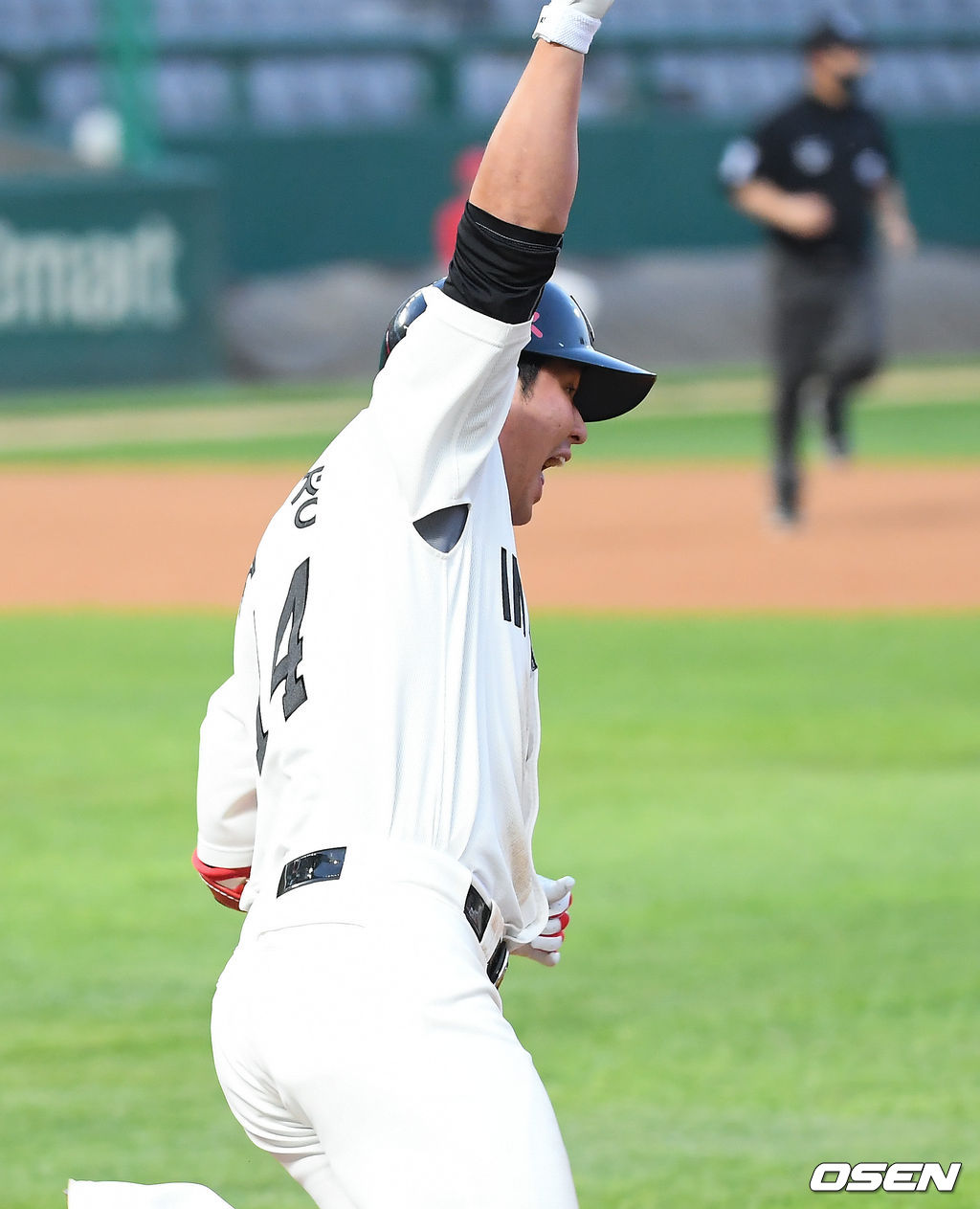 14일 오후 인천SK행복드림구장에서 '2020 신한은행 SOL KBO리그' SK와이번스와 KIA 타이거즈의 경기가 진행됐다.9회말 1사 SK 최정이 끝내기 홈런을 날리고 환호하고 있다. /   soul1014@osen.co.kr
