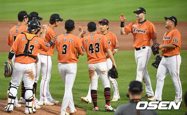 승리를 거둔 한화 선수단이 기뻐하고 있다. /youngrae@osen.co.kr